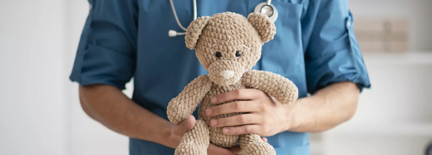 Photo d'un professionnel de santé avec un nounours